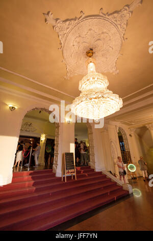 Grand lustre à l'intérieur du hall de l'Opéra de Saigon ou Ho Chi Minh Théâtre Municipal, à Ho Chi Minh Ville, Vietnam Banque D'Images