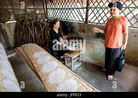 Papier de riz dans la cuisine femme Cu Chi, Vietnam, Asie Banque D'Images