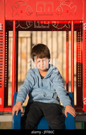 Beau garçon de six ans sur la diapositive Banque D'Images