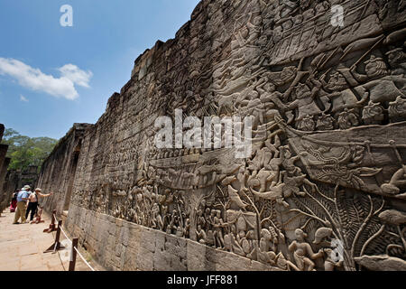 Sculpture bas-relief wall at temple Bayon, le Cambodge, l'Asie Banque D'Images