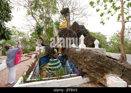 Touristiques de l'Ouest à prendre des photos d'une statue de Bouddha en or sur le mont Phou Si, Luang Prabang, Laos, Asie Banque D'Images