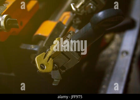 La production des machines de métal en double des clés. La clé du métal jaune. Banque D'Images