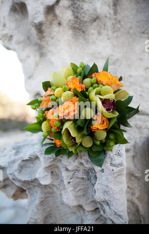 Selective focus shot of beautiful Wedding bouquet sur le fond de la mer. Banque D'Images