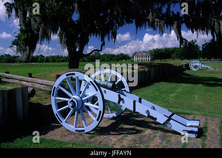 Canon avec Malus-Beauregard House, champ de bataille de Chalmette, Jean LaFitte National Historic Park, en Louisiane Banque D'Images