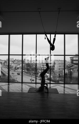 Woman doing yoga Banque D'Images