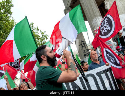 Rome, Italie. 30 Juin, 2017. Des militants de l'extrême-droite mouvement Casapound se manifestent en demandant la fermeture du centre pour les réfugiés en attente de relogement mis en place par la Croix-Rouge non loin du site de protestation. Credit : Patrizia Cortellessa/Pacific Press/Alamy Live News Banque D'Images