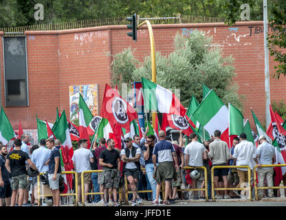 Rome, Italie. 30 Juin, 2017. Des militants de l'extrême-droite mouvement Casapound se manifestent en demandant la fermeture du centre pour les réfugiés en attente de relogement mis en place par la Croix-Rouge non loin du site de protestation. Credit : Patrizia Cortellessa/Pacific Press/Alamy Live News Banque D'Images