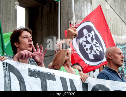 Rome, Italie. 30 Juin, 2017. Des militants de l'extrême-droite mouvement Casapound se manifestent en demandant la fermeture du centre pour les réfugiés en attente de relogement mis en place par la Croix-Rouge non loin du site de protestation. Credit : Patrizia Cortellessa/Pacific Press/Alamy Live News Banque D'Images