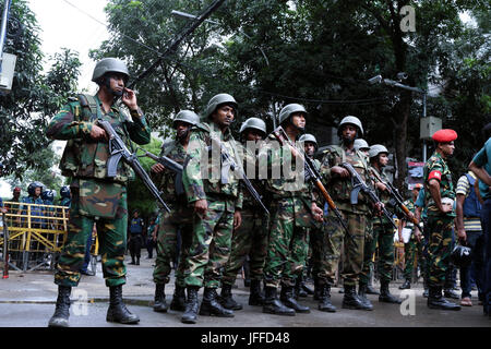 Dhaka, Bangladesh. 07 juillet, 2016. L'adepte de l'idéologie de l'État islamique du Bangladesh, cinq des terroristes ont attaqué un restaurant appelé Holey Boulangerie artisanale à Dhaka au cours de nuit autour de 9:20 h. Les gens mangeaient le dîner, les assaillants étaient armés et tué un total de 22 personnes dont 18 étaient des étrangers, et le reste étaient des Bangladeshis. Credit : Kazi Salahuddin Razu/Pacific Press/Alamy Live News Banque D'Images