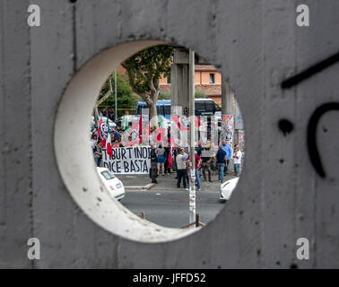 Rome, Italie. 30 Juin, 2017. Des militants de l'extrême-droite mouvement Casapound se manifestent en demandant la fermeture du centre pour les réfugiés en attente de relogement mis en place par la Croix-Rouge non loin du site de protestation. Credit : Patrizia Cortellessa/Pacific Press/Alamy Live News Banque D'Images