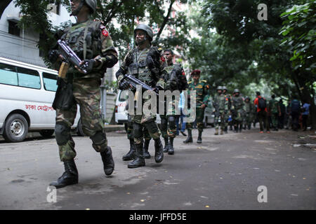 Dhaka, Bangladesh. 07 juillet, 2016. L'adepte de l'idéologie de l'État islamique du Bangladesh, cinq des terroristes ont attaqué un restaurant appelé Holey Boulangerie artisanale à Dhaka au cours de nuit autour de 9:20 h. Les gens mangeaient le dîner, les assaillants étaient armés et tué un total de 22 personnes dont 18 étaient des étrangers, et le reste étaient des Bangladeshis. Credit : Kazi Salahuddin Razu/Pacific Press/Alamy Live News Banque D'Images