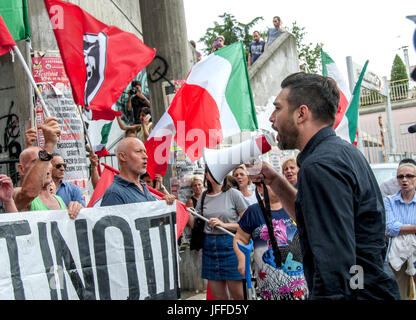 Rome, Italie. 30 Juin, 2017. Des militants de l'extrême-droite mouvement Casapound se manifestent en demandant la fermeture du centre pour les réfugiés en attente de relogement mis en place par la Croix-Rouge non loin du site de protestation. Credit : Patrizia Cortellessa/Pacific Press/Alamy Live News Banque D'Images