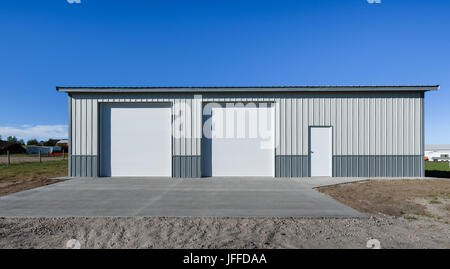 Lagre séparément debout, nouvellement construit dans la banlieue de garage salon, USA, l'entrée de l'aire en béton. Banque D'Images