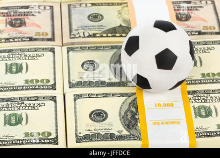 L'argent et le soccer ball Banque D'Images