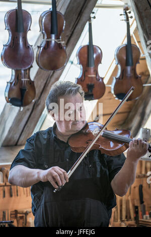 Test de l'artisan à l'atelier de violon Banque D'Images