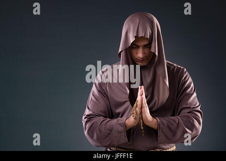 Monk en conception religieuse sur fond gris Banque D'Images