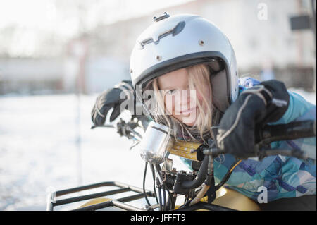 Portrait de jeune fille sur quad Banque D'Images