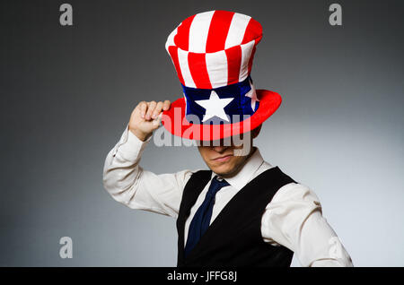 Man wearing hat avec symboles américains Banque D'Images