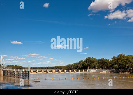 Mars 2010, les eaux du sud-est du Queensland s'écouler par lock/weir 10 à Wentworth. Cette structure est à seulement quelques mètres de la jonction de t Banque D'Images