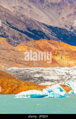 Glacier massif descend dans l'eau émeraude Banque D'Images