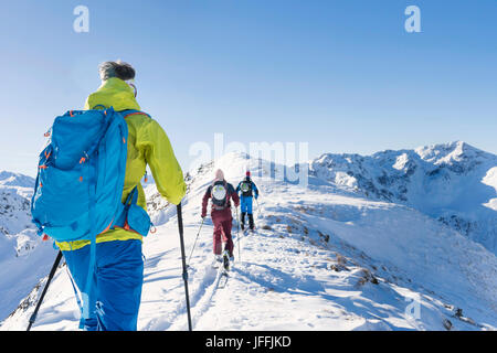 Vue arrière de la marche sur les skieurs de randonnée contre sky ridge Banque D'Images