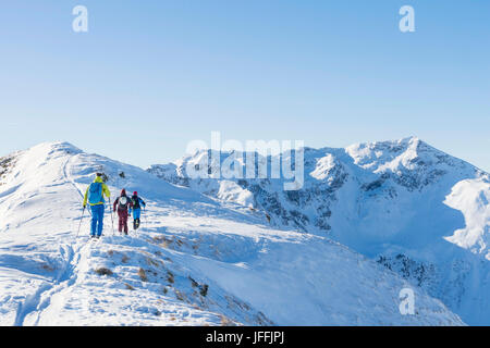 Vue arrière de skieurs d'escalade sur la montagne de neige Banque D'Images