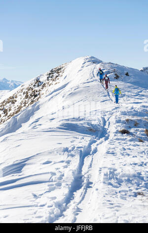 Vue arrière de l'escalade montagne neige skieurs Banque D'Images