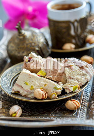Halva Tahini avec le cacao et les pistaches en gros plan sur une plaque de bronze. Banque D'Images