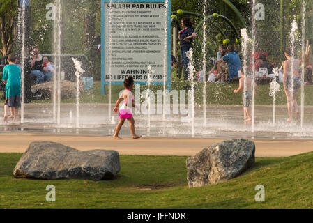 Les familles bénéficiant d'eau de la rivière le long de la Chattahoochee RiverWalk de Columbus, Géorgie. Uptown Banque D'Images