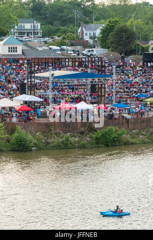 Amphithéâtre de Phenix City sur la rivière Chattahoochee dans le centre de Phenix City, Alabama, directement à travers l'eau d'Uptown Columbus, Géorgie. (USA) Banque D'Images