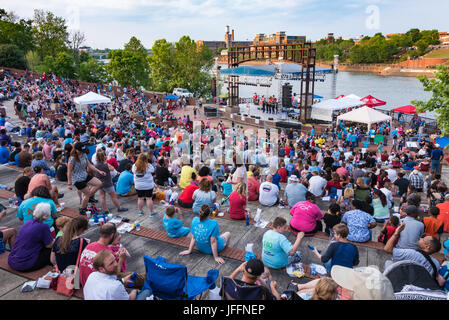 Amphithéâtre de Phenix City sur la rivière Chattahoochee dans le centre de Phenix City, Alabama, directement à travers l'eau de la promenade RiverWalk dans les quartiers chics de Columbus, Géorgie. Banque D'Images