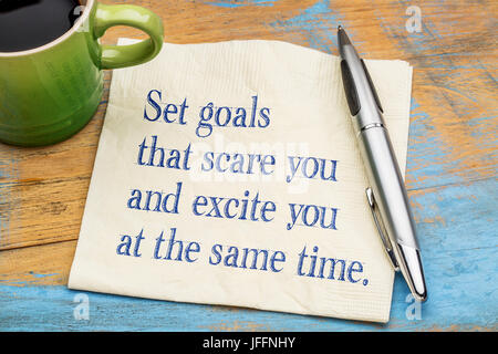 Définir des objectifs qui vous excite et peur en même temps de l'écriture - sur une serviette avec une tasse de café expresso Banque D'Images