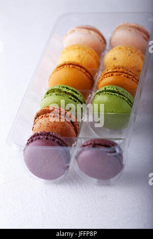 Biscuits aux amandes macarons multicolores à la case Banque D'Images