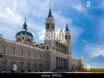 Église de Nuestra Señora de la Almudena près du Palais Royal de Madrid, Banque D'Images