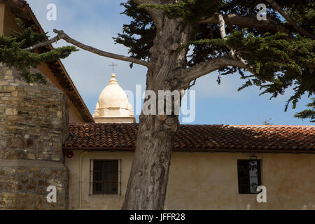 Une vue de l'église au dôme de San Carlos Borromeo del Carmelo Mission. Banque D'Images