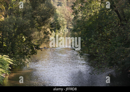 La Wupper rivière calme sur une journée ensoleillée Banque D'Images