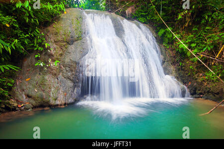 Cascade de île de Siquijor. Philippines Banque D'Images