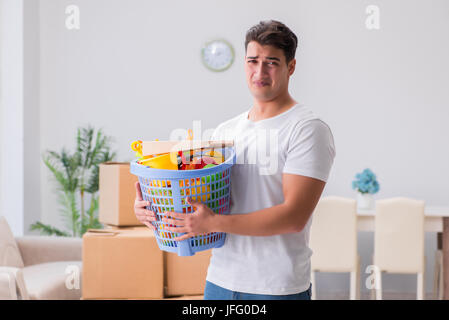 Man mari faire la lessive à la maison Banque D'Images