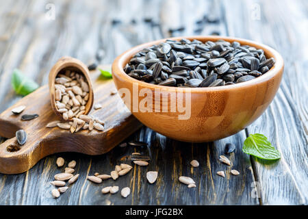 Les graines de tournesol dans un bol en bois libre. Banque D'Images