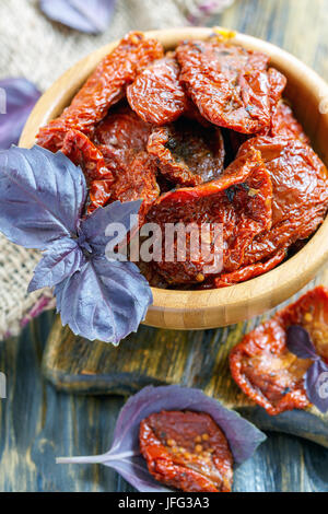 Tomates séchées dans un bol en bois libre. Banque D'Images