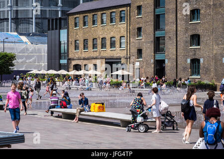 Grenier Square au cœur de la régénération de la région de King's Cross le long de Regent's Canal, Londres, Angleterre, Royaume-Uni Banque D'Images