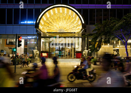 Scooters en passant en face de la rêverie Saigon hotel à Ho Chi Minh City, Vietnam, Asie Banque D'Images