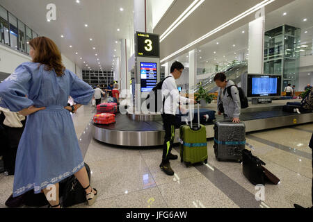 Les passagers en attente de leurs bagages à l'Aéroport International de Noi Bai, Hanoi, Vietnam, Asie Banque D'Images