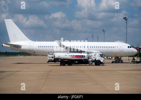 Avion blanc indéfinissable s'est échoué sur un tarmac de l'aéroport Banque D'Images