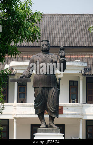 Statue du Roi Sisavang Vong sur le Royal Palace à Luang Prabang, Laos, Asie Banque D'Images