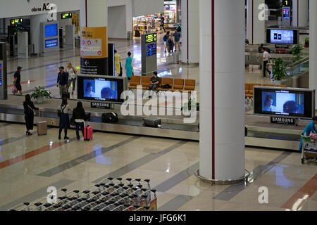 Les passagers en attente de leurs bagages à l'Aéroport International de Noi Bai, Hanoi, Vietnam, Asie Banque D'Images