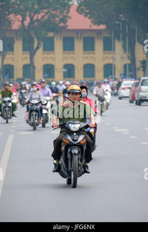Des milliers de scooters à l'heure de pointe à Hanoi, Vietnam, Asie Banque D'Images
