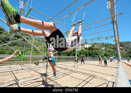 Les athlètes participant à une course d'obstacles de race Banque D'Images