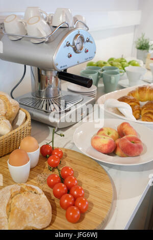 Table du petit déjeuner avec café Banque D'Images