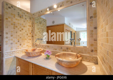 Salle de bains avec deux lavabos, des tuiles jaunes et grand miroir Banque D'Images